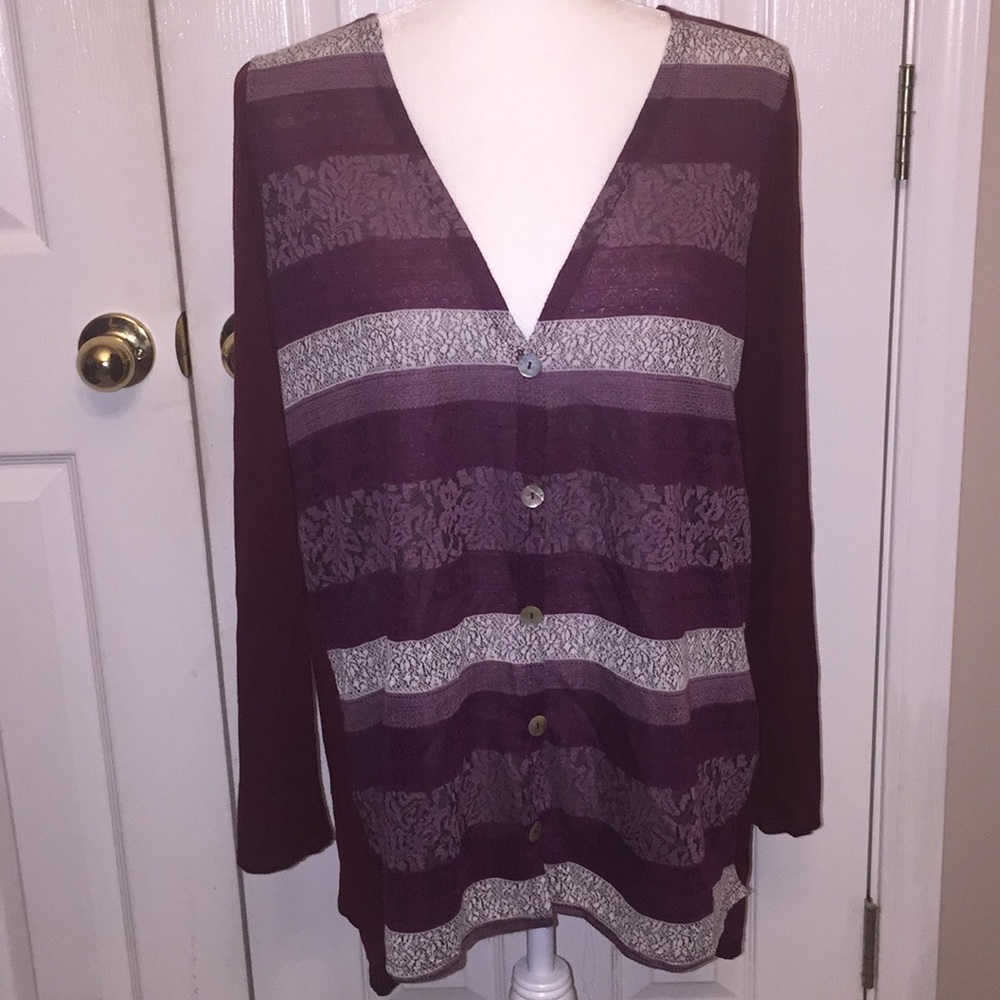 VIP Unique shirt-beautifully designed! Sz Lg 💕🌸